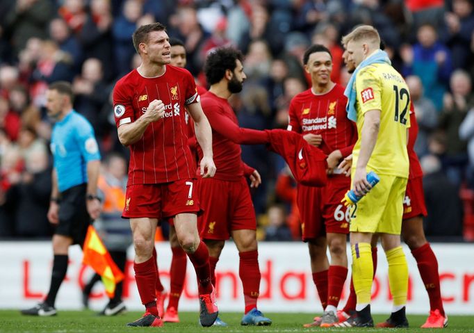 Premier League 2019/20, Liverpool - Bournemouth: Domácí James Milner se spoluhráči oslavují výhru 2:1.