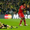 Fotbal, Liga mistrů, Bayern - Dortmund: Dante (vpravo) a faulovaný Marco Reus