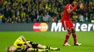 Fotbal, Liga mistrů, Bayern - Dortmund: Dante (vpravo) a faulovaný Marco Reus