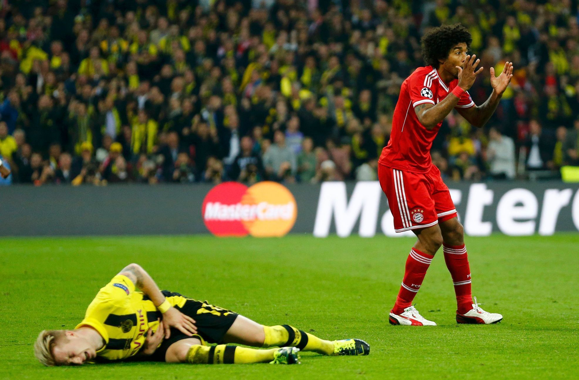 Fotbal, Liga mistrů, Bayern - Dortmund: Dante (vpravo) a faulovaný Marco Reus