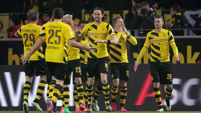 Fotbalisté Dortmundu slaví gól do sítě Mohuče