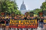 Stovky demonstrantů v čele s americkými indiány v pondělí protestovaly před Bílým domem. Žádali prezidenta Joea Bidena, aby přestal schvalovat ropné projekty a vyhlásil stav nouze v souvislosti s klimatickou krizí.