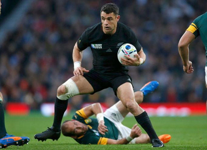 Dan Carter of New Zealand evades a tackle by Fourie Du Preez of South Africa during their Rugby World Cup semi-final match at Twickenham in London, Britain October 24, 20