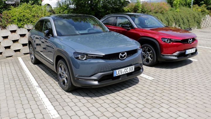 Elektromobil od Mazdy je v Česku, má dveře jako Rolls-Royce a v kabině korek