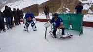 Před jeho příjezdem prý všichni chtěli pouze střílet góly, ale po Haškově návštěvě se dva kluci stali brankáři a jejich tým je tak kompletní.