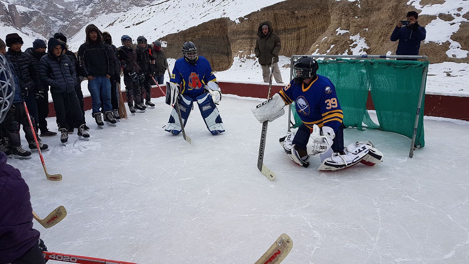 Dominik Hašek učí hrát hokej děti v Malém Tibetu