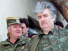 Archivní snímek z roku 1995: Radovan Karadžič (vpravo) a generál Ratko Mladič na hoře Vlasič. Karadžič byl o tomto víkendu zatčen srbskou policií, Mladič se stále skrývá neznámo kde.