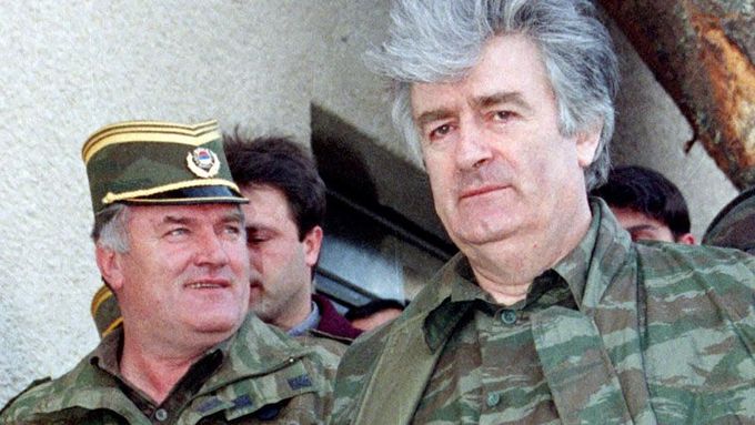 Radovan Karadžić (vpravo) a Ratko Mladić