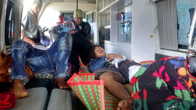 Zranění lidé z demonstrací v Barmě.