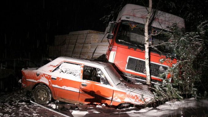 Kamion se dřevem havaroval při odbočování ze silnice číslo 9 z České Lípy na Mělník. Do příkopu smetl osobní auto, které čekalo na odbočení na hlavní silnici.