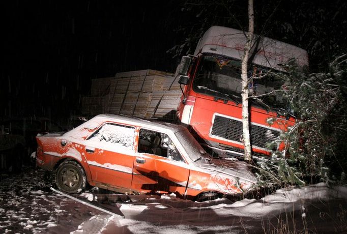 Kamion se dřevem havaroval při odbočování ze silnice číslo 9 z České Lípy na Mělník. Do příkopu smetl osobní auto, které čekalo na odbočení na hlavní silnici.