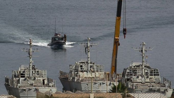 Izraelské lodě v přístavu Ašdod. Tam zřejmě skončí plavidlo Rachel Corrie.