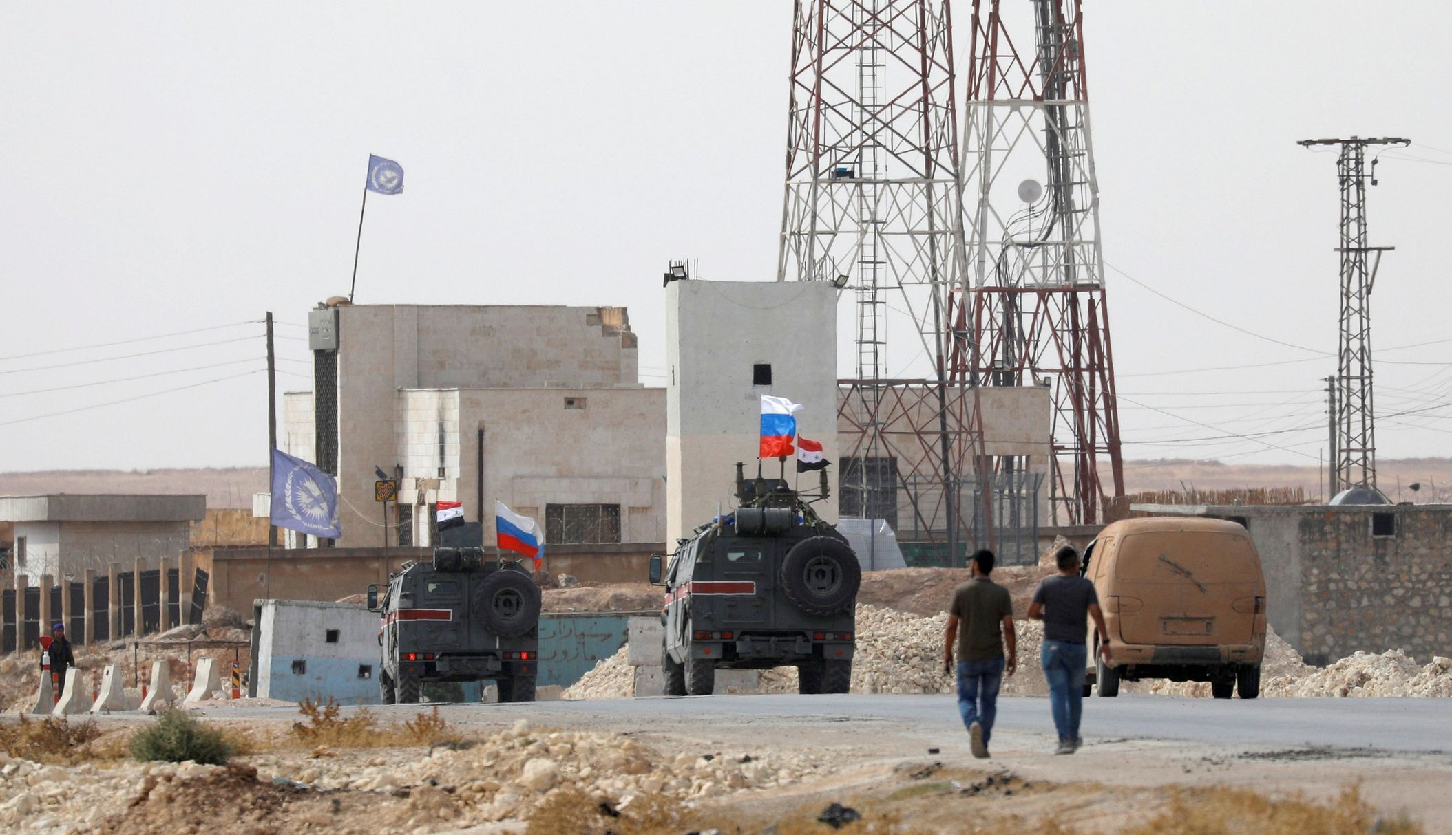 Ruské vlajky vlají u syrského města Manbidž, které opustily jednotky mezinárodní koalice vedené Spojenými státy.
