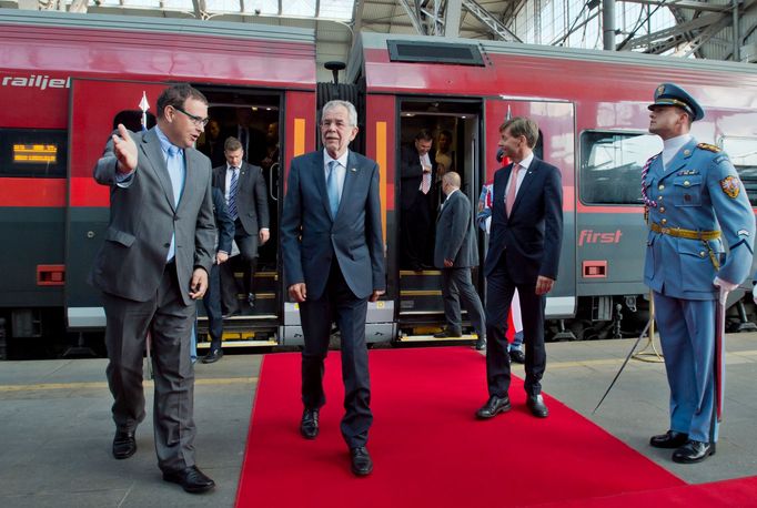 Rakouský prezident Alexander Van der Bellen přicestoval vlakem na pražské Hlavní nádraží na dvoudenní oficiální návštěvu ČR.