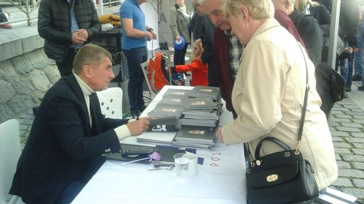 Policie ho ale rychle vyvedla. Odpoledne vojky pivtal premir Bohuslav Sobotka, podle kterho vzrostl vznam Plavci staily jen dv rande. Americk konvoj je ve Vykov. A Sobotka slbil penze pro