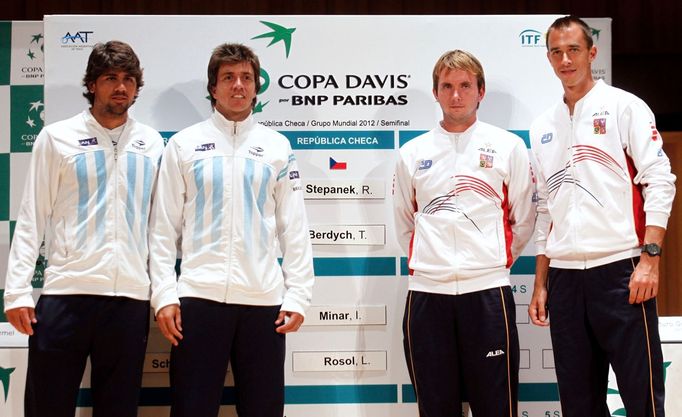 Argentinští tenisté Eduardo Schwank (zleva) a Carlos Berlocq a Češi Ivo Minář a Lukáš Rosol během oficiálního losování semifinálových utkání Davis Cupu 2012.