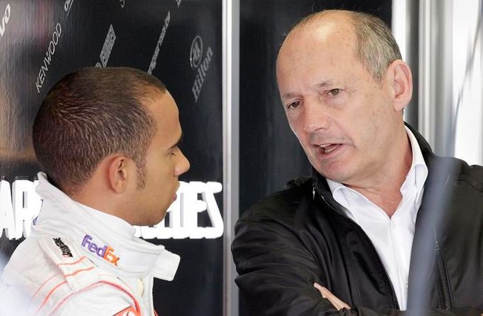 Hamilton a Dennis při diskusi o McLarenu
