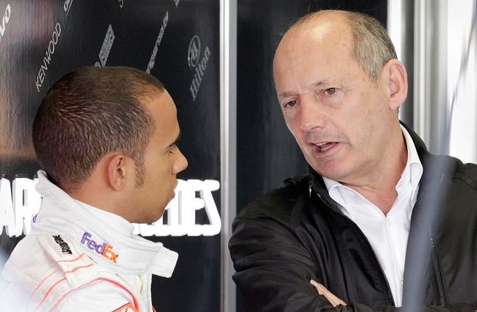 Hamilton a Dennis při diskusi o McLarenu