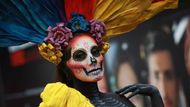 Obvykle tato postava bývá zobrazena jako La Catrina, tedy stylizovaná ženská kostra oblečená v elegantních šatech a klobouku, která představuje smrt, ale zároveň zesměšňuje evropskou aristokracii.