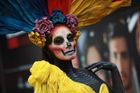 Obvykle tato postava bývá zobrazena jako La Catrina, tedy stylizovaná ženská kostra oblečená v elegantních šatech a klobouku, která představuje smrt, ale zároveň zesměšňuje evropskou aristokracii.