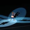 Naomi Ósakaová pózuje s trofejí pro vítězku ženské dvouhry na Australian Open 2021