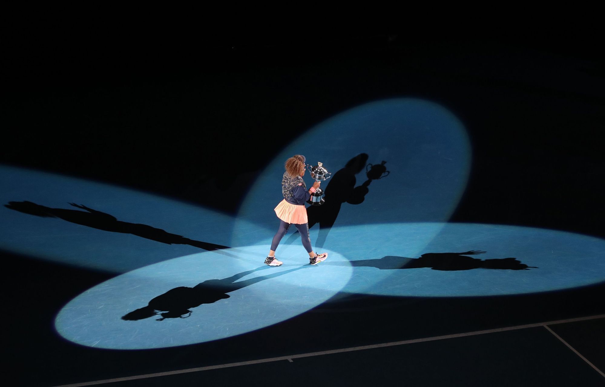 Naomi Ósakaová pózuje s trofejí pro vítězku ženské dvouhry na Australian Open 2021