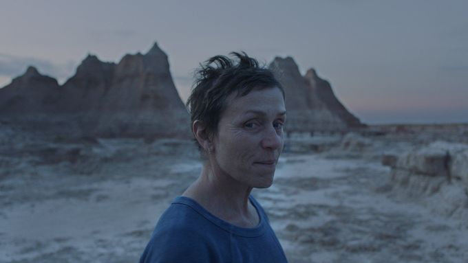Frances McDormandová v Zemi nomádů hraje Fern.