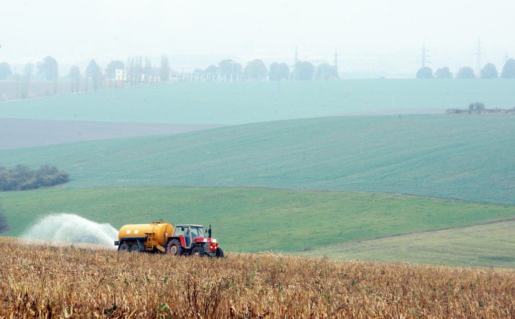 Farmáři rozlili mléko do polí