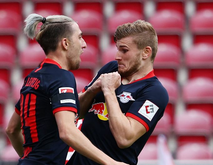 27. kolo německé bundesligy 2019/20, Mohuč - Lipsko: Hostující Timo Werner (vpravo) a Kevin Kampl oslavují gól.