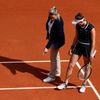 Markéta Vondroušová diskutuje s rozhodčí ve finále French Open 2019
