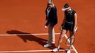 Markéta Vondroušová diskutuje s rozhodčí ve finále French Open 2019