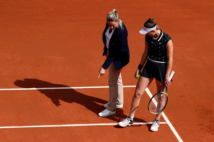 Markéta Vondroušová diskutuje s rozhodčí ve finále French Open 2019