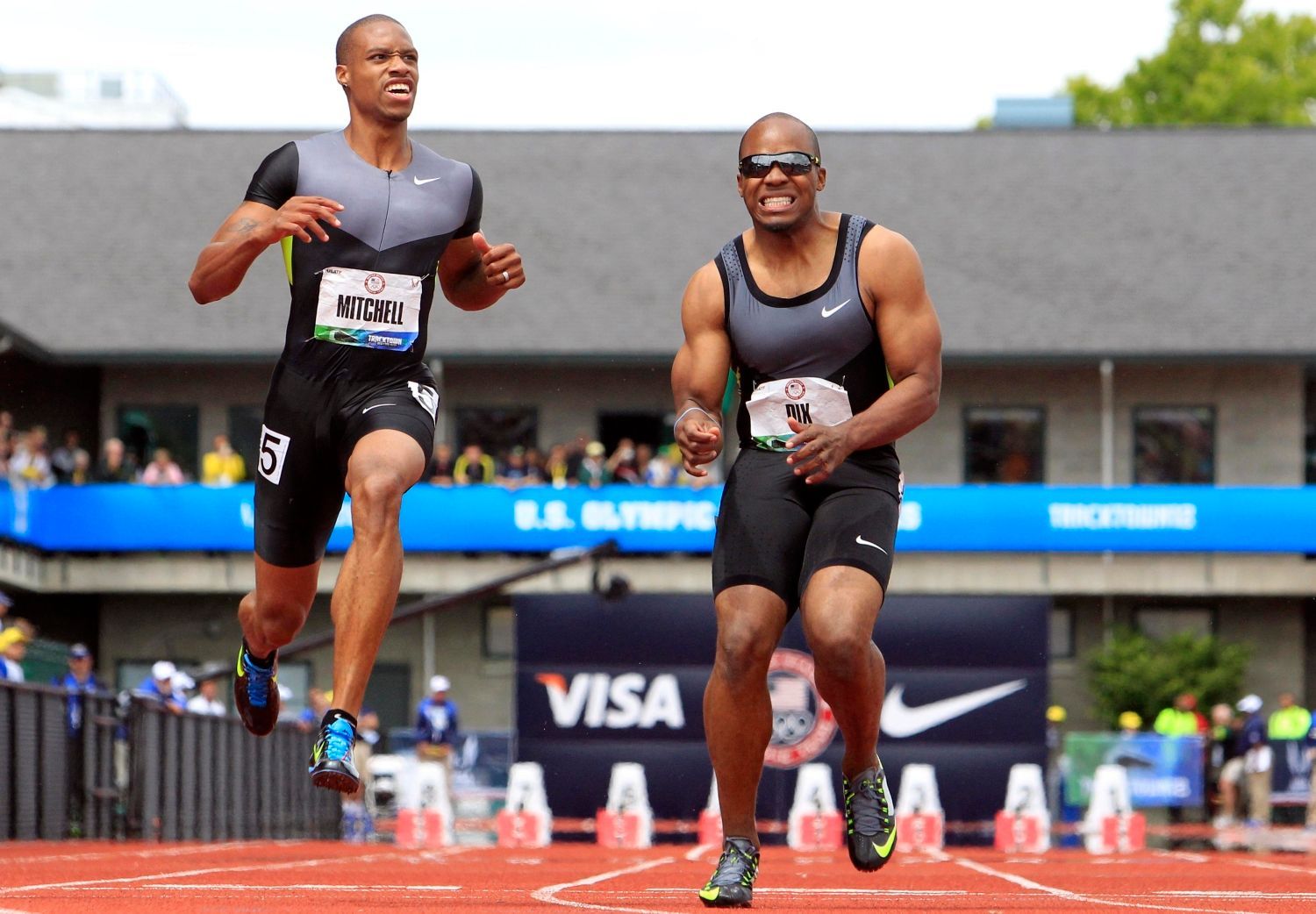 Sprinteři Maurice Mitchell (vlevo) a Walter Dix během závodu na 100 metrů během americké kvalifikace v Eugene 2012.
