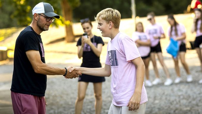 Pavel Stara s jedním z dobrovolníků