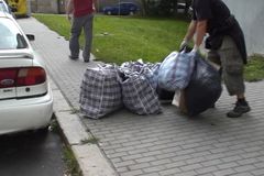 Vepředu provozovali smíšené zboží, vzadu marihuanu