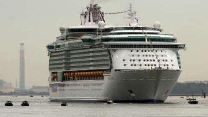 Největší osobní loď světa Freedom of the Seas připlouvá do britského přístavu Southampton.