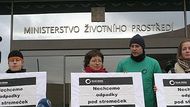 Aktivisté Hnutí Duha nastoupili před minsterstvo životního prostředí.