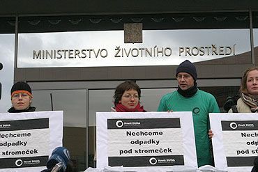 Hnutí Duha zabalilo poplenice pod stromeček