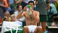 Novak Djokovič potěšil fanynky při převlékání pohledem na své vysportované tělo.