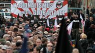 "Nacionalismus místo globalizace", "Zlikvidujme kapitalismus" nebo "Za společnou Evropu našich národů" byly některé z nápisů na transparentech.