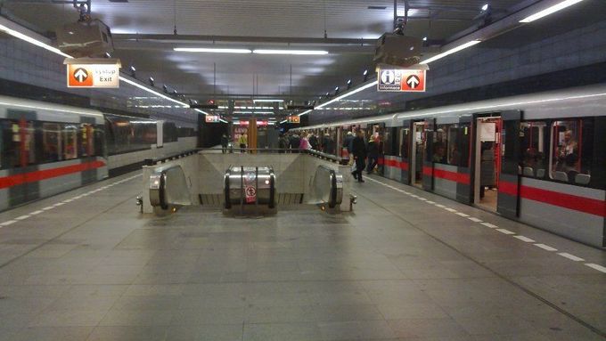 Pražské metro v noci.