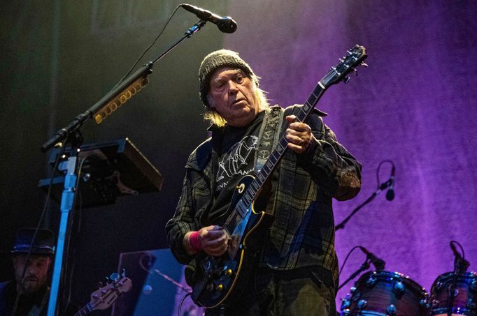 Neil Young je na snímku z předloňského koncertu v Kalifornii.