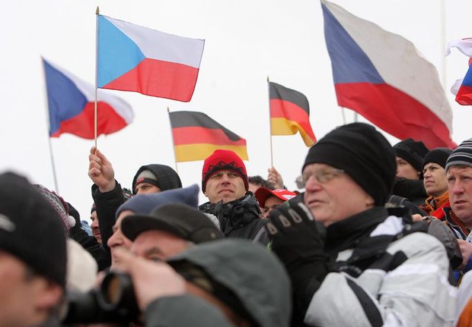 Každý průjezd českého závodníka provázely vlajky vlající nad hlavami diváků, navzdory hrozivě narůstající ztrátě českého týmu.