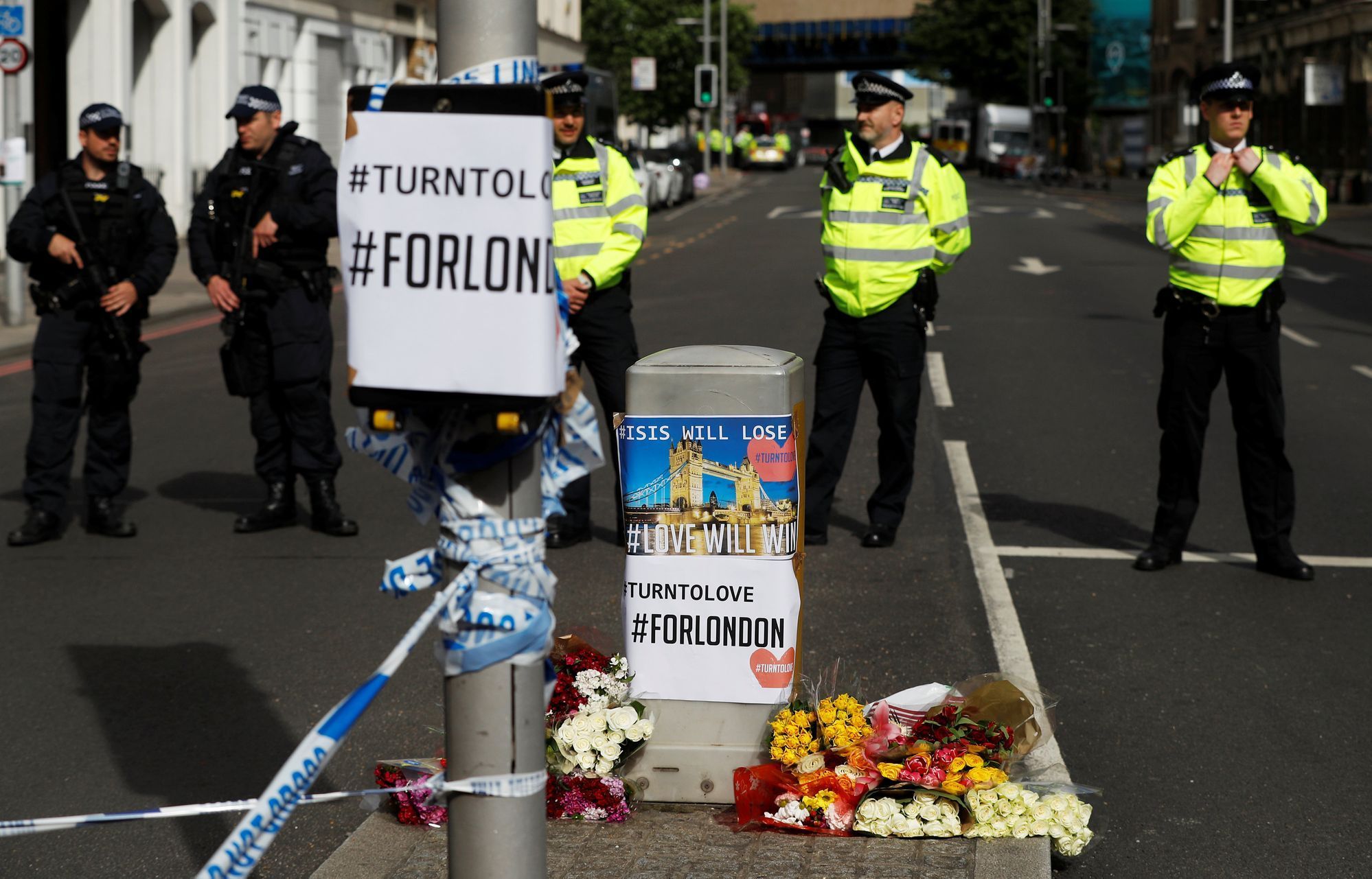 Květiny na Borough Market, po sobotním útoku tu zemřelo sedm lidí