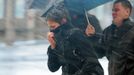 People walk through the wind and snow at New York's Times Square, November 7, 2012. A wintry storm dropped snow on the Northeast and threatened to bring dangerous winds and flooding to a region still climbing out from the devastation of superstorm Sandy. REUTERS/Brendan McDermid (UNITED STATES - Tags: DISASTER ENVIRONMENT) Published: Lis. 7, 2012, 8:19 odp.