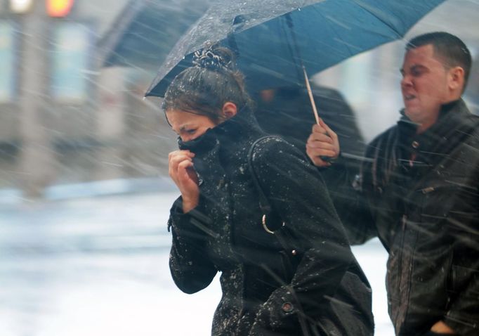 People walk through the wind and snow at New York's Times Square, November 7, 2012. A wintry storm dropped snow on the Northeast and threatened to bring dangerous winds and flooding to a region still climbing out from the devastation of superstorm Sandy. REUTERS/Brendan McDermid (UNITED STATES - Tags: DISASTER ENVIRONMENT) Published: Lis. 7, 2012, 8:19 odp.