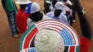 A Kenyan comedian guides villagers as they queue to cast their ballots during a mock-vote for the U.S. presidential elections in the ancestral home of U.S. President Barack Obama in Nyangoma Kogelo, 430 km (367 miles) west of Kenya's capital Nairobi, November 6, 2012. REUTERS/Thomas Mukoya (KENYA - Tags: SOCIETY ELECTIONS POLITICS) Published: Lis. 6, 2012, 9:54 dop.