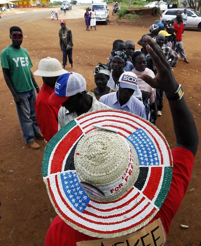 A Kenyan comedian guides villagers as they queue to cast their ballots during a mock-vote for the U.S. presidential elections in the ancestral home of U.S. President Barack Obama in Nyangoma Kogelo, 430 km (367 miles) west of Kenya's capital Nairobi, November 6, 2012. REUTERS/Thomas Mukoya (KENYA - Tags: SOCIETY ELECTIONS POLITICS) Published: Lis. 6, 2012, 9:54 dop.