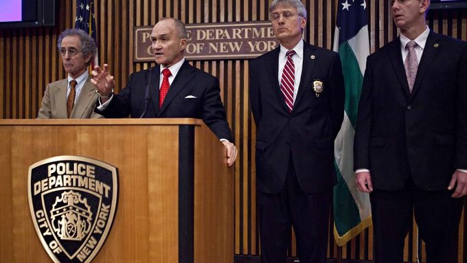 Komisař NYPD Raymond W. Kelly oznamuje, že se Pedro Hernandez přiznal k únosu a uškrcení Etana Patze.