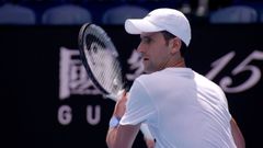 Djokovič už trénuje na Australian Open. Média řeší, zda nelhal v příjezdovém formuláři.
